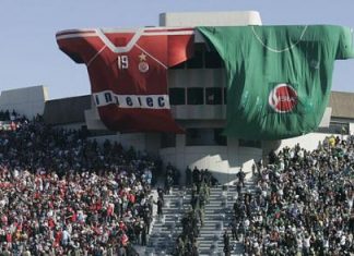 Coupe Arabe Mohammed VI : Un derby Raja-Wydad inédit 800px-Wydad_Casablanca_vs_Raja_de_Casablanca,_November_16_2008-10.jpg