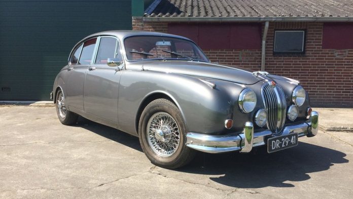 Adjugée 74 500 euros avec frais, une Jaguar MK II