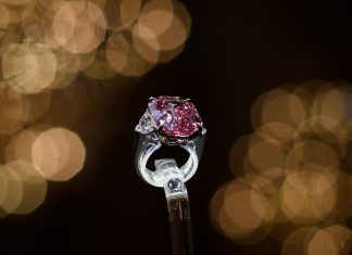 Suisse : Un diamant rose adjugé au prix record de 44,3 millions d’euros