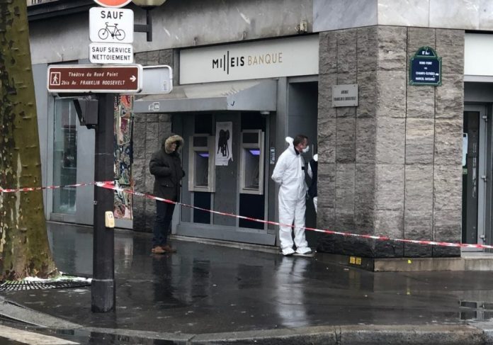 Braquage de banque spectaculaire sur les Champs-Elysées