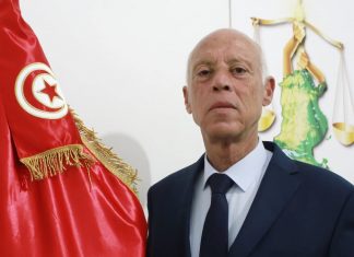 Le président tunisien démet le chef du gouvernement et suspend les travaux du parlement