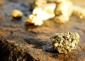 Or : Le métal jaune termine sur un nouveau record au-dessus de 2 000 dollars