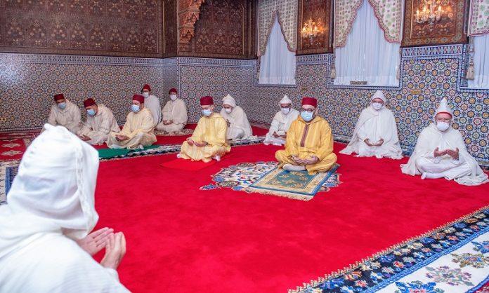 SM le Roi, Amir Al-Mouminine, accomplit la prière de l'Aïd Al-Fitr