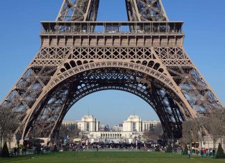 Paris : La Tour Eiffel rouvre après 104 jours de fermeture
