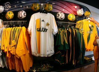 Le club de LA Galaxy licencie un joueur pour insulte raciale