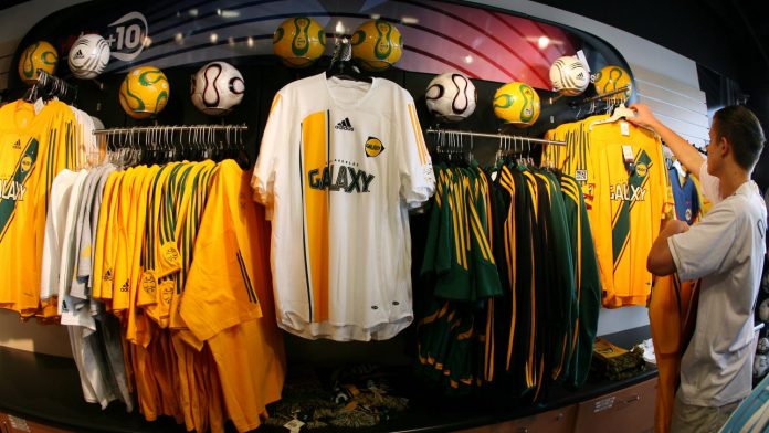 Le club de LA Galaxy licencie un joueur pour insulte raciale