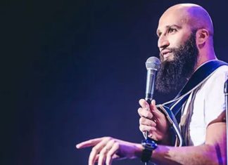 21e seconde. Jason Brokerss se produit à Casablanca