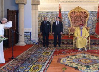 Le roi Mohammed VI remet aux nouveaux ambassadeurs leurs dahirs de nomination