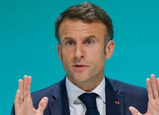 Festival du livre de Paris: Macron visite le pavillon du Maroc