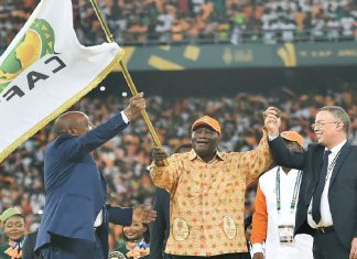 Le drapeau de la CAN remis à Fouzi Lekjaa (VIDEO)