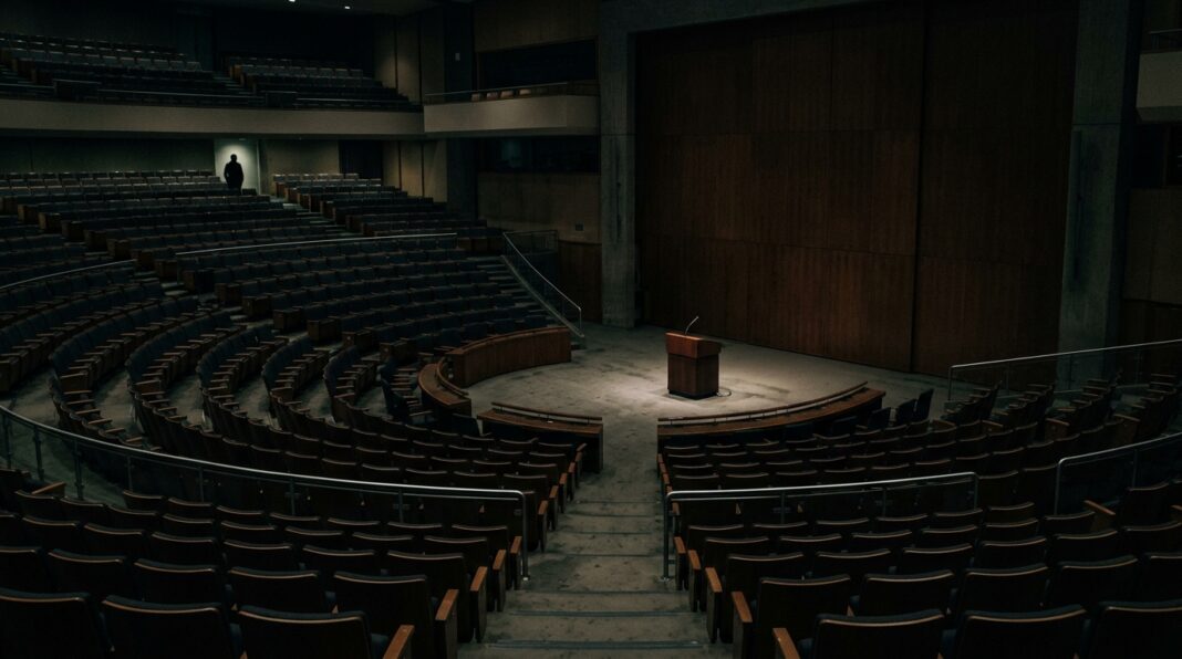 Empty_conference_hall_202603180946