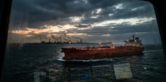 Pétrole : les tensions Israël-Iran font flamber les cours