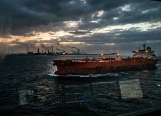 Pétrole : les tensions Israël-Iran font flamber les cours