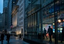Wall Street finit en léger recul, plombée par les semi-conducteurs