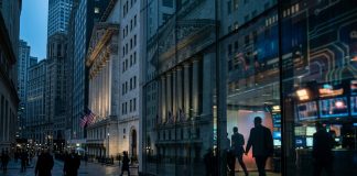 Wall Street finit en léger recul, plombée par les semi-conducteurs