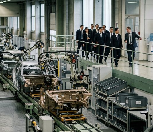 Automobile : Merz ouvre la porte à une reprise d’usines allemandes par des groupes chinois
