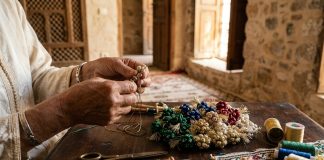 Bhalil célèbre l’art ancestral des boutons en soie lors d’un premier festival national